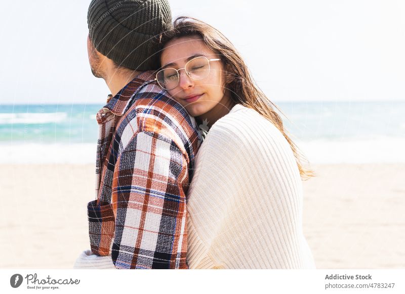 Paar steht am Meeresufer in der Nähe des Meeres Strand kuscheln MEER Liebe romantisch Partnerschaft Küste Romantik Seeküste Termin & Datum Bonden Sand Ufer