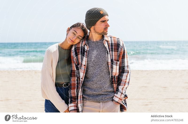 Paar steht am Meeresufer in der Nähe des Meeres Strand kuscheln MEER Liebe romantisch Partnerschaft Küste Romantik Seeküste Termin & Datum Bonden Sand Ufer