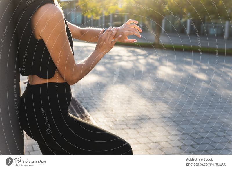 Unbekannte Sportlerin überprüft Smartwatch beim Training intelligente Uhr Tracker Fitness Puls Armband prüfen Läufer Gesunder Lebensstil Athlet Straße üben