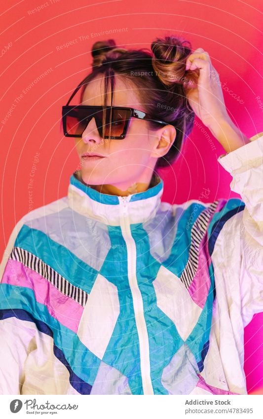 Stilvolle Frau mit schwarzer Sonnenbrille retro altmodisch Porträt Mode Outfit Vorschein altehrwürdig Bekleidung Atelier farbenfroh lebhaft kreativ hell Farbe