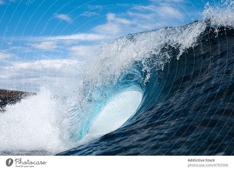 Schaumige Wellen rollen im Ozean auf MEER Meer winken platschen schäumen Kraft Wasser Natur Energie Meereslandschaft Oberfläche Himmel marin aqua Bewegung