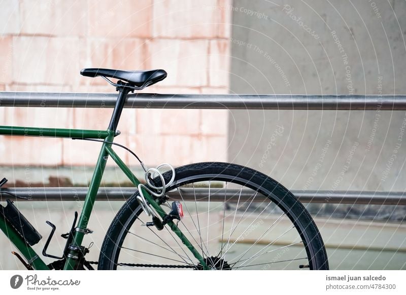 Fahrrad auf der Straße, Verkehrsmittel in der Stadt Transport Fahrradfahren Radfahren Zyklus Sitz Lenker Objekt Sport Hobby Lifestyle im Freien