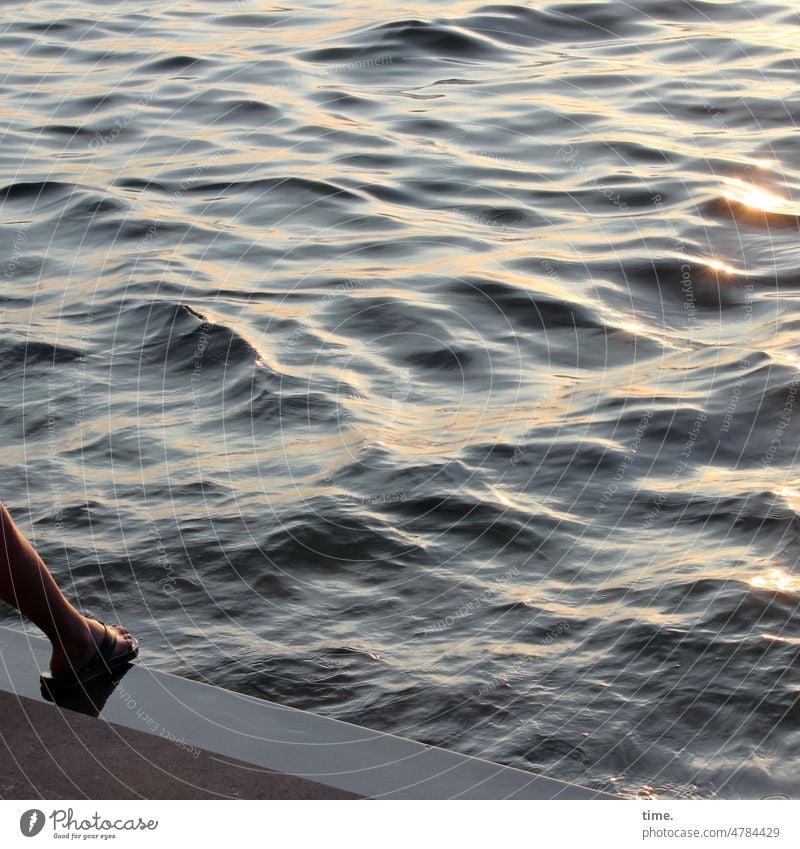 Anfang & Ende | Lebenslinien wasser wellen fuß sandale gegenlicht sitzen ufer abendlicht schauen erholen