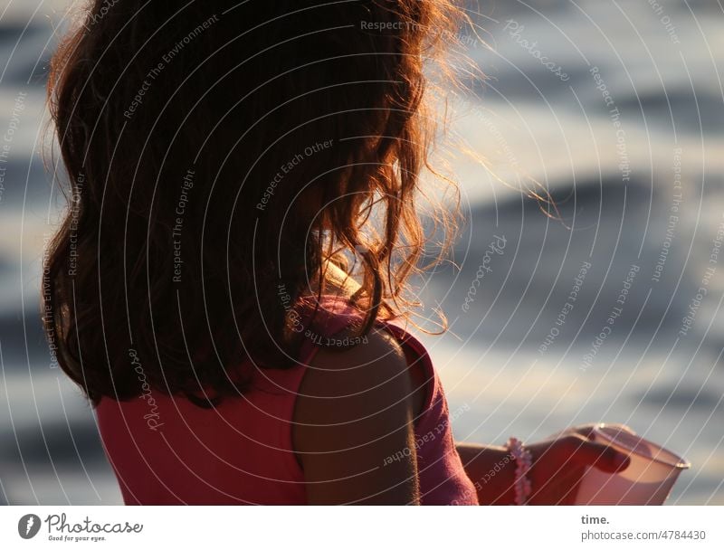 Mädchen mit Becher wasser wellen gegenlicht ufer abendlicht schauen halten becher mädchen langhaarig locken