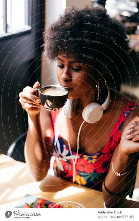 Nachdenkliche Frau, die in einem Café frühstückt und Kaffee trinkt Frühstück Gesundheit träumen Morgen besinnlich nachdenklich Saft Erdbeeren Veganer genießen