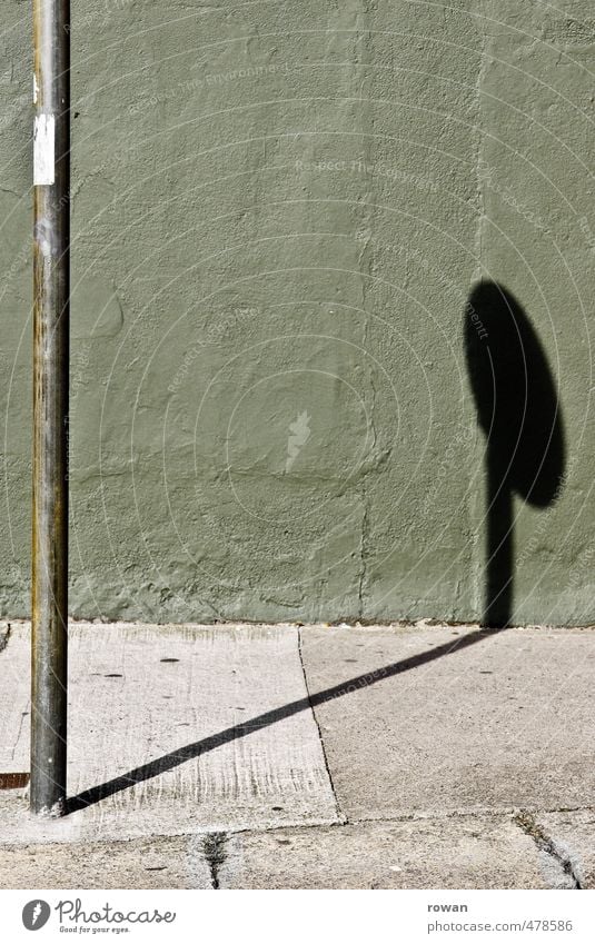 schild Stadt Stadtzentrum Mauer Wand Fassade Verkehr Verkehrswege Straße Wege & Pfade grün Schatten Schilder & Markierungen rund Warnhinweis Stab Verkehrsschild