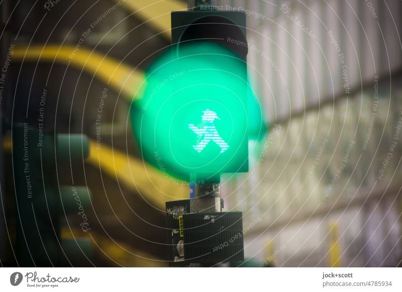 Ampel für Fußgänger leuchtet jetzt grün Fußgängerampel ampelmännchen Piktogramm Technik & Technologie Mobilität leuchten Verkehrszeichen Signal Silhouette