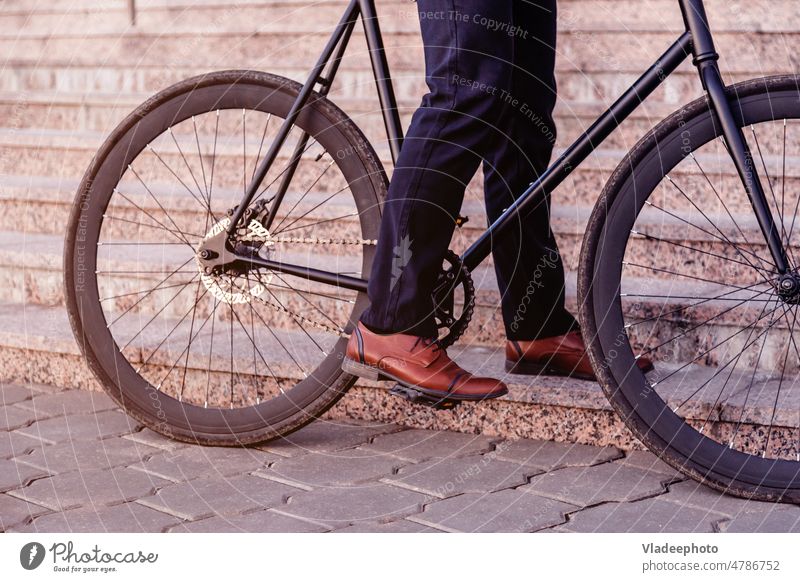 Ausschnitt eines Mannes, der auf der Straße Fahrrad fährt Hintergrund Business Mode Design Person Haus Frühling Geschäftsmann Großstadt männlich stylisch urban