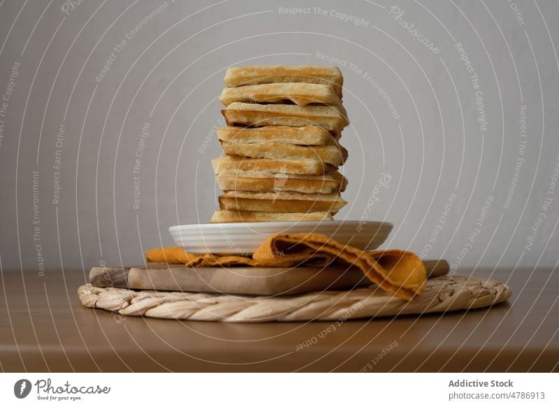 Leckere Waffeln auf Keramikteller serviert Dessert dienen süß selbstgemacht Lebensmittel gebacken kulinarisch Leckerbissen Teller geschmackvoll lecker Haufen