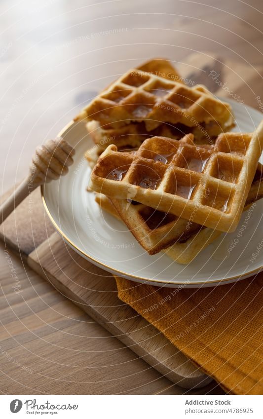 Leckere Waffeln auf Keramikteller serviert Dessert dienen süß selbstgemacht Lebensmittel gebacken kulinarisch Abblendschalter Teller geschmackvoll lecker Haufen