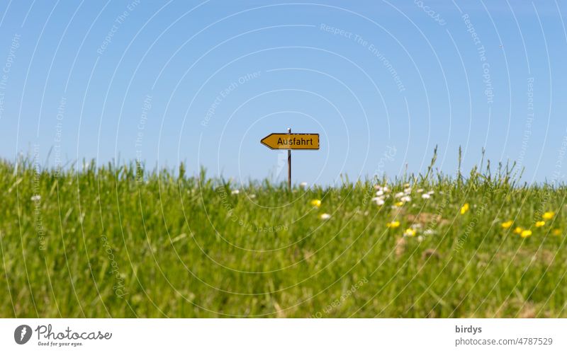 Ausfahrt , richtungsweisendes Schild auf einer Wiese vor blauem Himmel Pfeil Schilder & Markierungen Orientierung Wegweiser wiese wegweisend blauer Himmel