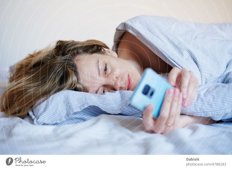 Frau mit Smartphone im Bett, Soziale Medien, Faules Wochenende Morgen online sich[Akk] entspannen Halt Telefon LAZY sozial Bildschirm Zelle Zeit schlafen