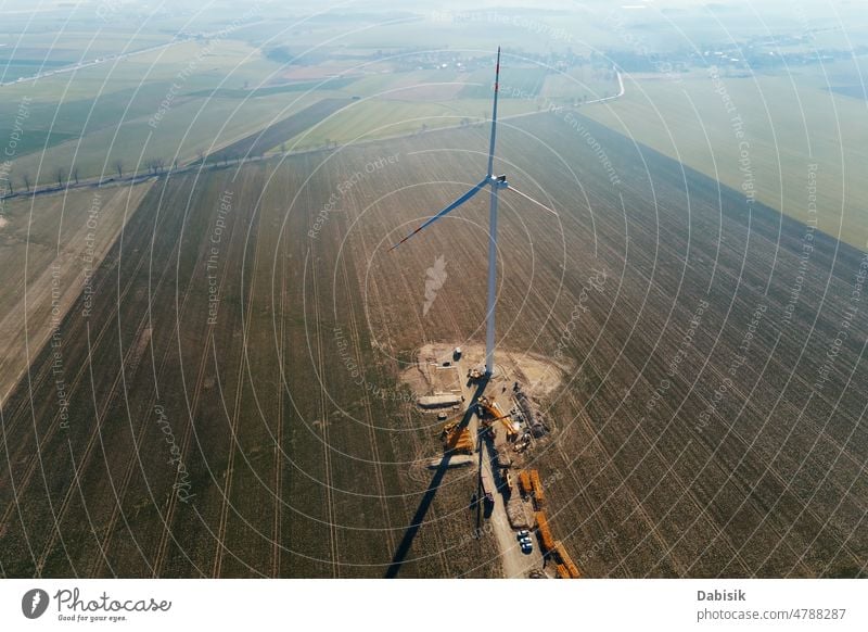 Baustelle in der Nähe einer Windkraftanlage, Installation eines Windgenerators Energie Windmühle Erzeuger Flugzeugwartung Turbine Zusammenbau regenerativ