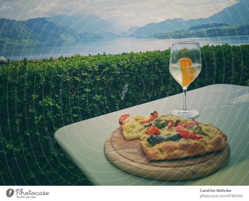 Apero mit Aussicht Häppchen Focaccia trinken Vierwaldstättersee sehen Berge Stanserhorn alpenländisch Landschaft Natur schön Erholung pausieren Reise Ferien