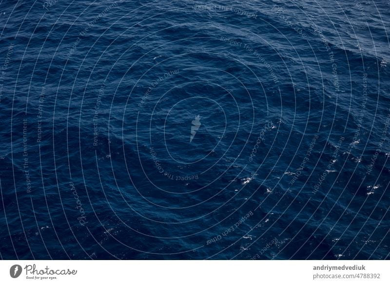 Blaue Töne Wasserwellen Oberfläche als Hintergrund. Meerwasser Textur. Grounds ist die Oberfläche des Wassers fließen aus der Strömung des Wassers zu konvergieren.