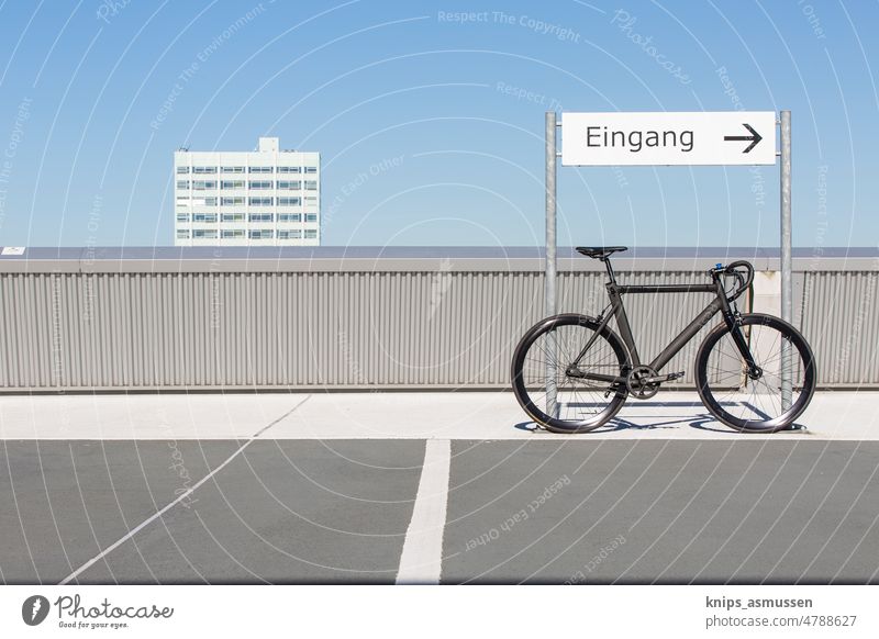 Fahrrad auf Parkplatz mit blauem Himmel. Rechtsbündig. Bike Fixie blauer Himmel Parkdeck Wochenende Außenaufnahme Fahrradfahren Rad Freizeit Radfahrer Biker