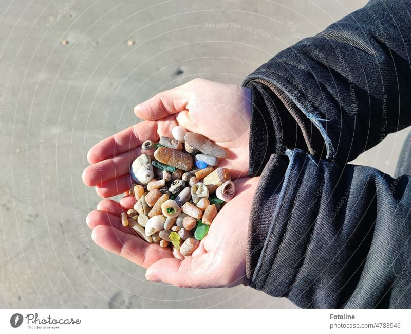 Da hab ich mal wieder viele Strandschätze gefunden. Zwei Hände voll Donnerkeile, Strandglas und Friesenknöpfe. Hand Finger Daumen Haut Sand Strandsand