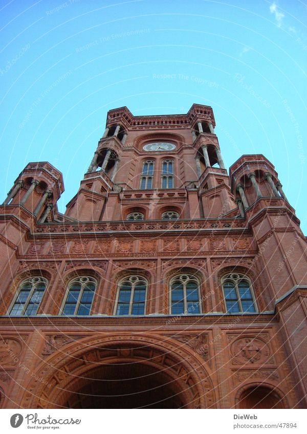 Dickes B Rathaus Gebäude groß rot Fenster Berlin Himmel blau Säule