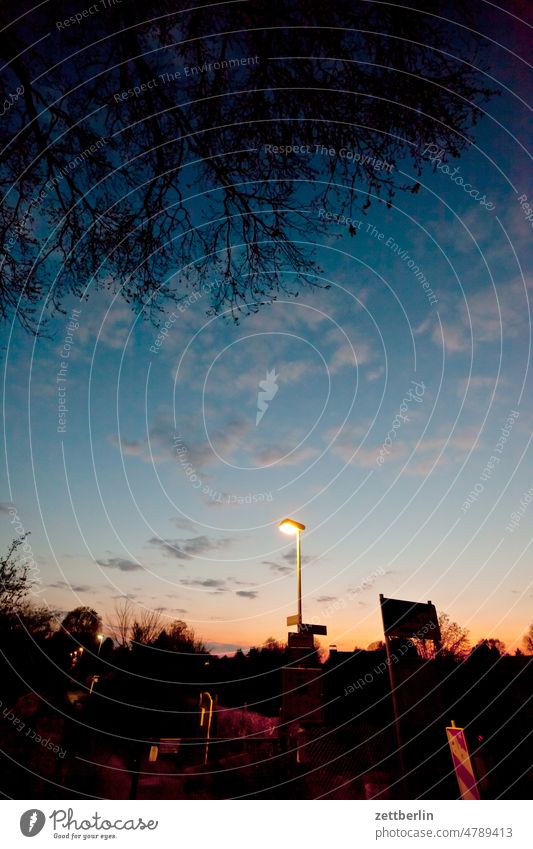 Abendhimmel mit Laterne abend ast baum dunkel dämmerung erholung ferien frühjahr frühling frühlingserwachen garten kleingarten kleingartenkolonie knospe