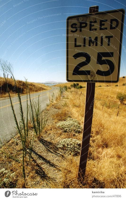 speedlimit25 Geschwindigkeit Kalifornien Gras gelb Los Angeles trocken Wüste desert Sand Straße street Wege & Pfade way Sonne sun blau blue car racing dry