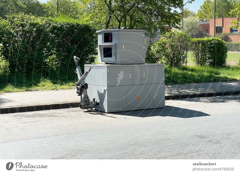 Mobiler Blitzer am Straßenrand als Radarfalle in Deutschland mobiler Blitzer Geschwindigkeitsüberwachung Geschwindigkeitsbegrenzung Mobile Radarkamera Falle