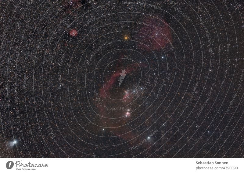 Weites Feld des Sternbilds Orion mit Orionnebel, Flammennebel, Barnard's Loop und Pferdekopfnebel am Sternenhimmel Raum Weltall Nebel Nacht Nachthimmel Galaxie