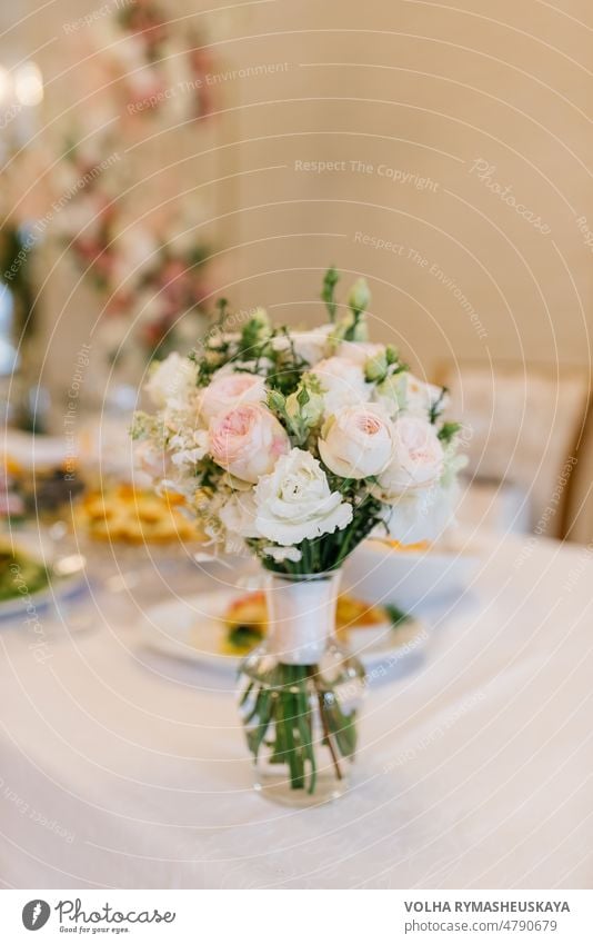 Ein zarter Brautstrauß der Braut steht in einer Glasvase auf einem festlichen Banketttisch Veranstaltung Reichtum Hochzeit Blumenstrauß Vase Ordnung Festessen