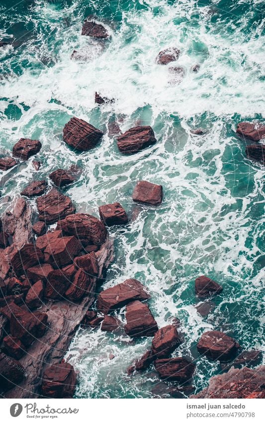 Felsen an der Küste Steine MEER Strand blau Wellen Meer Wasser im Freien Natur Landschaft Hintergrund Ruhe Gelassenheit Stille entspannend Meditation