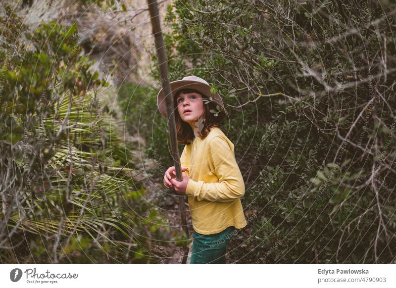 Kleines Mädchen auf einem Spaziergang in der Natur Aktivität Fundstück wandern erkunden entdecken Abenteuer aktiv Freizeit erkundend Wanderung Tourist