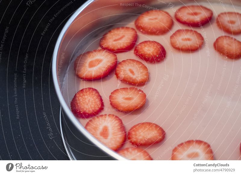 Erdbeeren auf einem rosa Käsekuchen Kuchen Lebensmittel selbstgemacht backen Frucht Snack Gesundheit frisch natürlich organisch süß Tomate Teller Salatbeilage