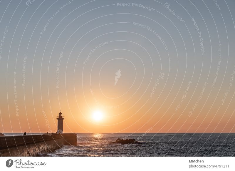 Leuchtturm Foz de Douro im Sonnenuntergang Küste Meer Steg Angler Felsen Porto atlantik Ozean Fluss wolkenlos Textfreiraum oben blau orange silhouette Tourismus