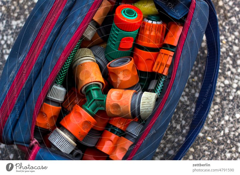 Schlauchkupplungen schlauch gartenschlauch verbindung schlauchverbindung werkzeug material vorrat sortiment tasche behälter auswahl vielfalt verteilung weiche