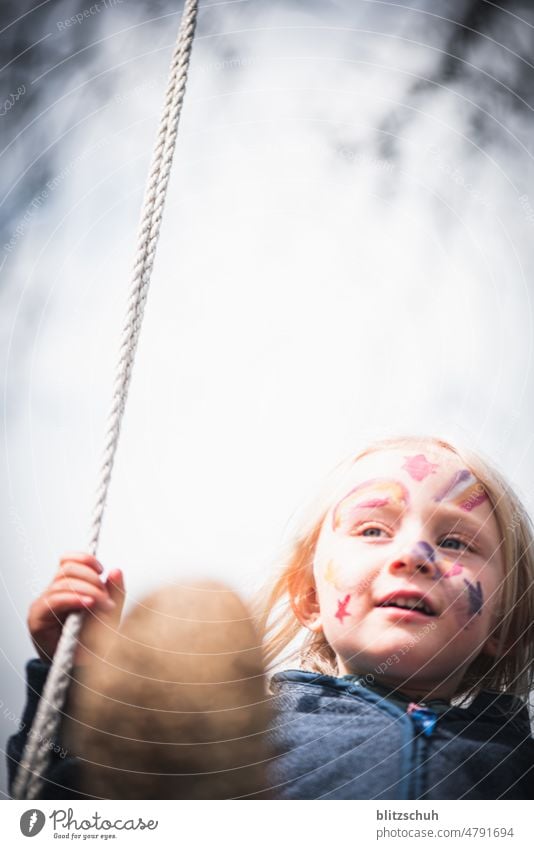 Happy Mädchen auf Schaukel mädchen Kleinkind Kindheit kinder kindlich schaukel schaukeln spielen freude leben Bewegung Lebensfreude Glück Außenaufnahme