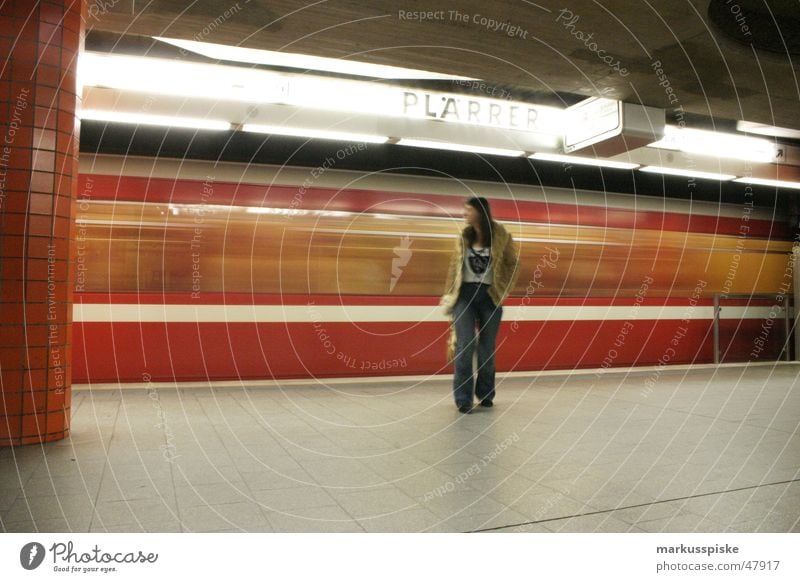 rasend U-Bahn London Underground Güterverkehr & Logistik fahren Untergrund Passagier Frau Bewegung Rasen S-Bahn Mensch