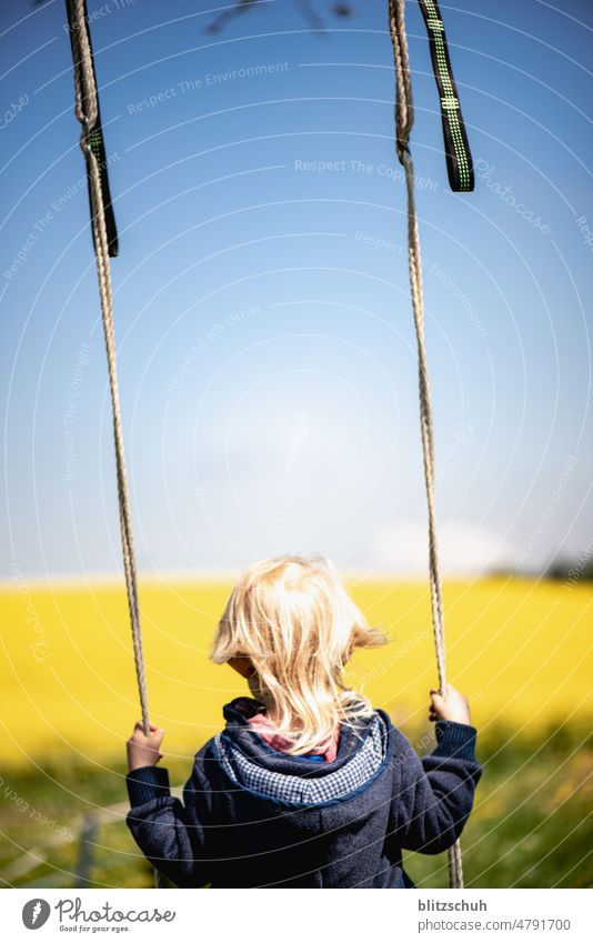 Mädchen auf einer Schaukel auf dem Lande mädchen schaukel spielen schaukeln Kindheit Spielplatz Bewegung Freude Kinderspiel Glück Leichtigkeit Lebensfreude