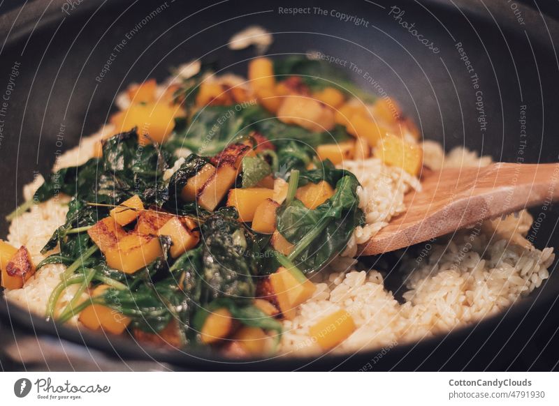 Orzo, Kürbis und Spinat in einer Pfanne Lebensmittel Gemüse Mahlzeit Essen zubereiten Abendessen Speise Gesundheit Küche Mittagessen braten Wok grün Vegetarier