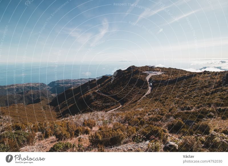 Blick auf den Berg Achada do Teixeira in der warmen Morgensonne. Parkplatz für den Berg Pico Ruivo auf der Insel Madeira, Portugal Wildnis Abenteuer Bergkette