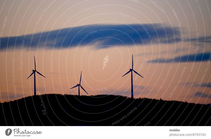 Ohne Wind kommt die Dämmerung Windrad Windräder Hügel Windenergie Erneuerbare Energie Windkraftanlage umweltfreundlich Umweltschutz Energiewirtschaft Himmel