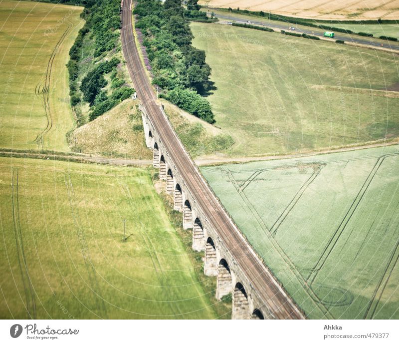 Feldkreuzung Umwelt Landschaft fahren tragen nachhaltig Netzwerk planen Güterverkehr & Logistik Trennung Wege & Pfade Wegekreuz Teilung Farbfoto Außenaufnahme