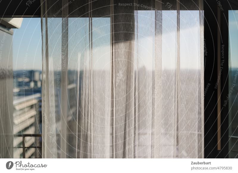 Blick auf dem Fenster auf Stadt, Gardinen, Schatten und Licht Hotel Hotelfenster Falten Morgen verträumt ruhig Vorhang Innenaufnahme Stoff Sonnenlicht Raum