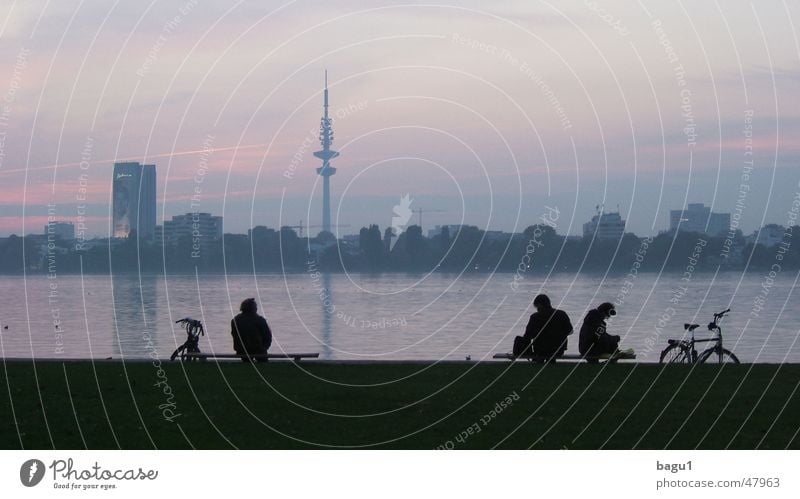 Hamburg zur blauen Stunde Alster See Dämmerung Pause Fahrrad Himmel Abend Silhouette Schatten Mensch Fernsehturm Fahrradfahren Hamburger Fernsehturm