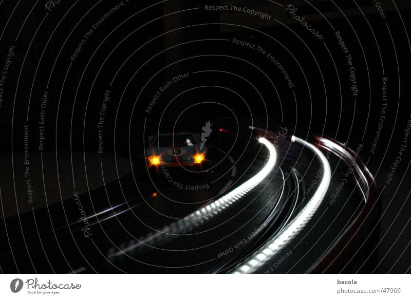 Carrera bei Nacht Carrerabahn Licht Autorennen Geschwindigkeit dunkel Rennbahn Scheinwerfer PKW Straße Kurve Verkehrswege Gegenverkehr Modellauto Spielzeugauto