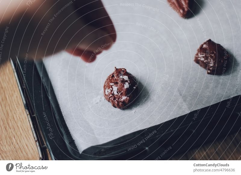 Schokoladenplätzchenteig mit Meersalzstückchen auf einem Backblech Cookies backen Keks Salz selbstgemacht Lebensmittel süß gebacken Stücke Bäckerei Dessert