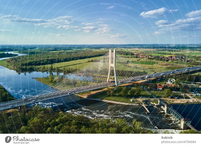 Große Brücke über den Fluss mit Autoverkehr PKW Verkehr Antenne Straße Autobahn Landschaft Breslau redzinski Natur Vogelauge Ansicht Himmel bewegend fahren Top