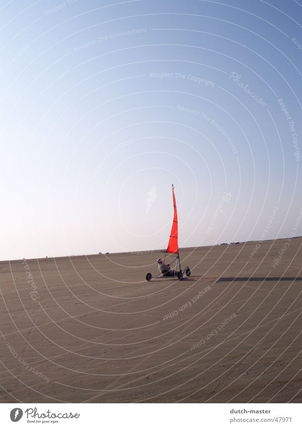 Freiheit Strand Stimmung Sommer rot Schattenspiel Skandinavien Segeln Ferne Sand Wind Nordsee Ostsee Freude Sonne blau Himmel Dänemark fliegen frei