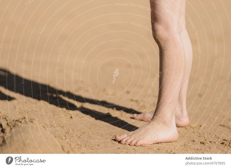 Unerkanntes Kind am Sandstrand Strand Sommer Küste Kindheit ruhen Ufer Zeitvertreib Bein Freizeit Meeresufer Meeresküste Resort Küstenstreifen Erholung