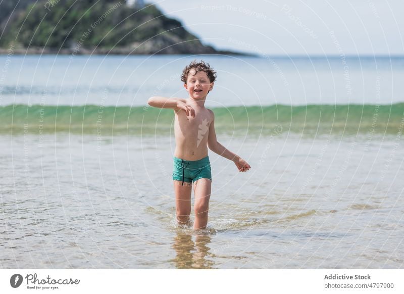 Glücklicher Junge läuft auf dem Meer Kind Strand Sommer Lächeln Küste Kindheit ruhen heiter MEER laufen sorgenfrei froh Zeitvertreib Freude Ufer Erholung