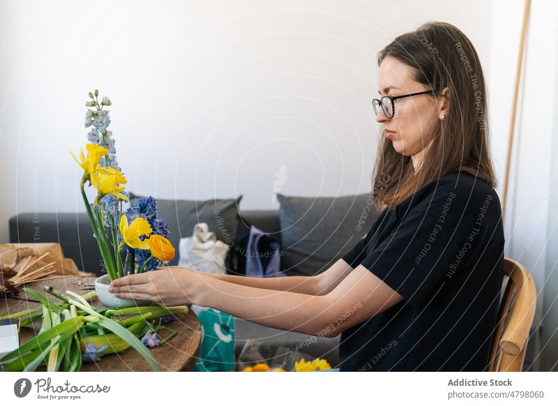 Frau erstellt japanisches Blumenarrangement kenzan Japan Vase Frühling Floristik farbenfroh frisch Blumenhändler Haufen Knackfrosch Japanisch Blütezeit Pflanze