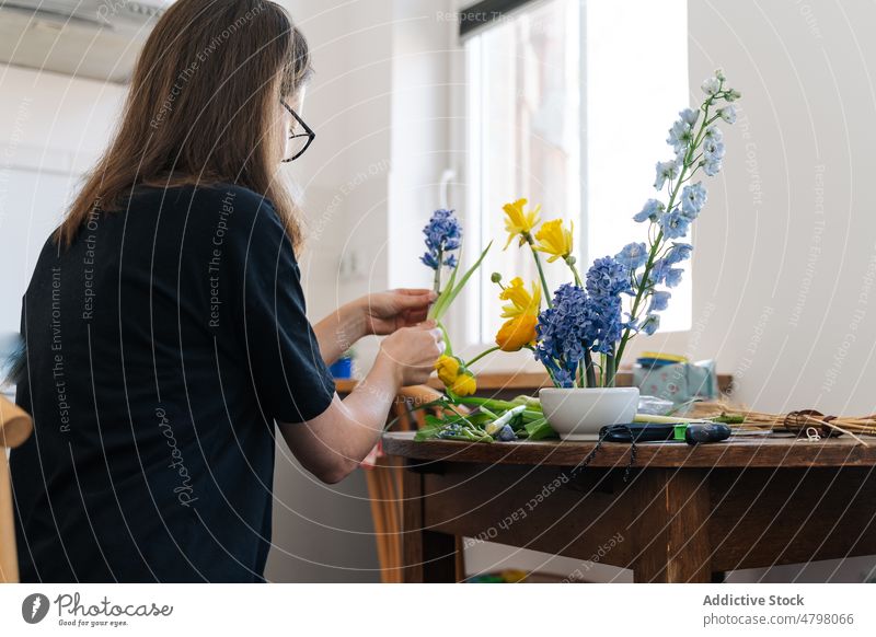 Frau erstellt japanisches Blumenarrangement kenzan Japan Vase Frühling Floristik farbenfroh frisch Blumenhändler Haufen Knackfrosch Japanisch Blütezeit Pflanze