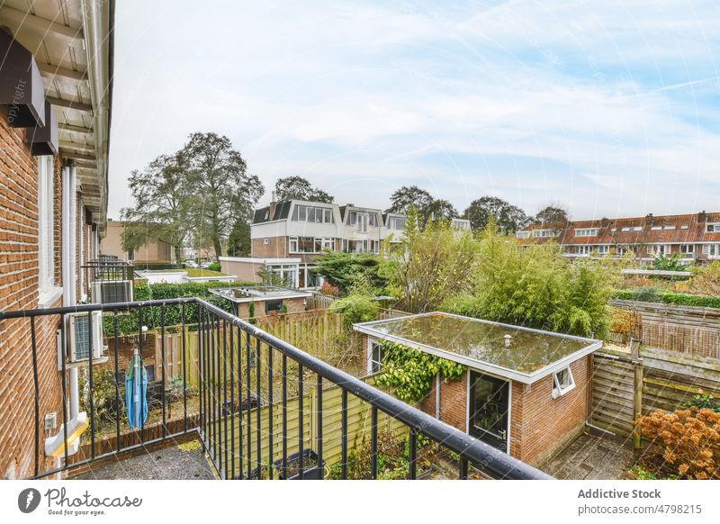 Balkon eines Hauses auf dem Lande Terrasse Gebäude Landschaft Vorstadt Straße wohnbedingt Stil Zaun Sommer ländlich Pflanze Anwesen verweilen Blauer Himmel